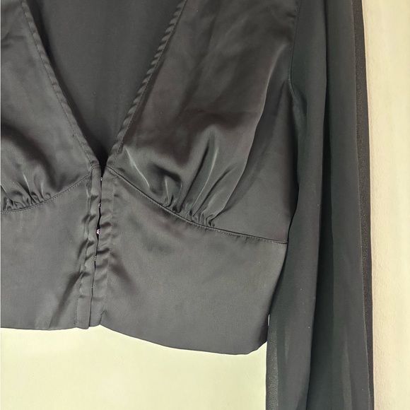 Forever 21 Women’s Black Satin Poly Blend Long Sleeve V-Neck Crop Blouse Size L - Picture 3 of 12